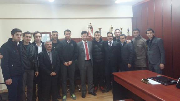 Şampiyon Futbol Takımımız İlçe Milli Eğitim Müdürümüz Mehmet Ali DİŞÇİ´yi Ziyaret Etti